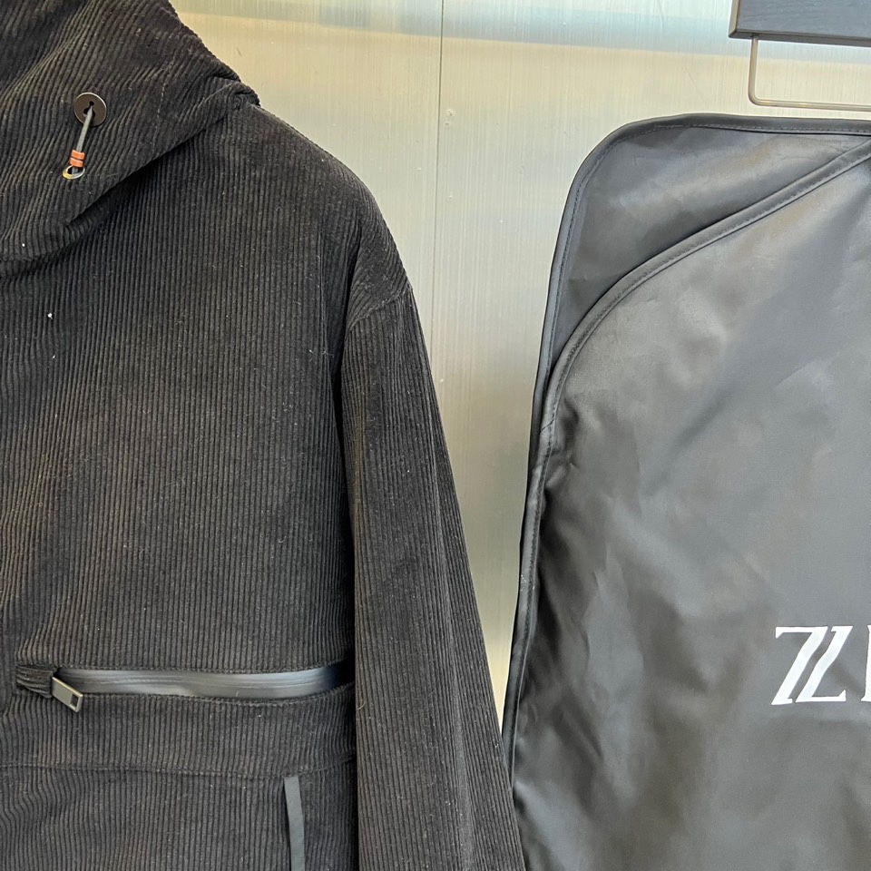 Zegna杰尼亚、2025秋冬新品三合一羽绒服以极简美学诠释多功能穿着理念。这款羽绒服提供纯白与黑灰拼色