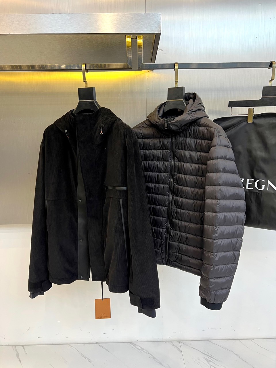 Zegna杰尼亚、2025秋冬新品三合一羽绒服以极简美学诠释多功能穿着理念。这款羽绒服提供纯白与黑灰拼色