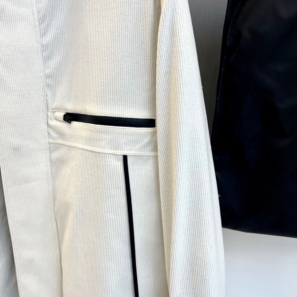 Zegna杰尼亚、2025秋冬新品三合一羽绒服以极简美学诠释多功能穿着理念。这款羽绒服提供纯白与黑灰拼色