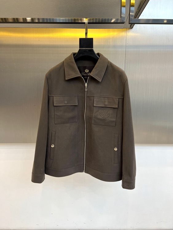 NO:726305,Loro Piana's new autumn and winter jacket after the new year, this jacket features a simple lapel design, a smooth zipper opening and closing system on the front, and symmetrical pockets on both sides decorated with exquisite badge embroidery. The fabric is made of a blend of 82 cotton and 18 Tencel. It uses innovative spinning technology to present a delicate texture, which not only retains the skin-friendly feel of cotton, but also gives Tencel the unique silky drape.  Its tailoring follows the Italian loose silhouette, with natural and smooth shoulder lines, and a slim fit without being tight. The six color combinations range from light off-white to dark brown and black, all showing high-end texture through precise color control. The label clearly indicates Made in China and professional care guidelines, and it is recommended to dry clean the fabric inside out separately to maintain the best condition of the fabric. From Alpine vacations to urban social occasions, this jacket is known as Loro  Piana's iconic material control and minimalist design show eternal charm that transcends seasons. The exquisite craftsmanship and low-key logos in the details continue the brand's persistent pursuit of top-quality fabrics and practical aesthetics, making it an investment choice for a gentleman's wardrobe that is both practical and tasteful. 48-56 (model 173, 143 pounds, upper body size 50),, loro piana, jackets & coats,19860909年后 Loro Piana 秋冬新款夹克,这款夹克采用简约翻领设计,前襟配备顺滑拉链开合系统,两侧对称口袋饰有精致徽章刺绣.面料选用82棉与18天丝混纺材质,通过创新纺纱技术呈现细腻肌理,既保留棉质的亲肤感,又赋予天丝独有的丝滑垂坠感. 其剪裁遵循意式宽松廓形,肩部线条自然流畅,衣身轮廓修身而不紧绷.六款配色从浅米白到深棕黑,均通过精准的色彩把控呈现高级质感.标签明确标注中国制造与专业护理指南,建议单独反面干洗以保持面料最佳状态. 从阿尔卑斯山度假到都市社交场合,这件夹克以Loro Piana标志性的材质把控与极简设计,展现超越季节的永恒魅力.细节处的精湛工艺与低调标识,延续品牌对顶级面料与实用美学的执着追求,成为绅士衣橱中兼具实穿性与品味的投资之选.48-56（模特173,143斤上身50码）,,loro piana,jackets & coats,,Men's clothing