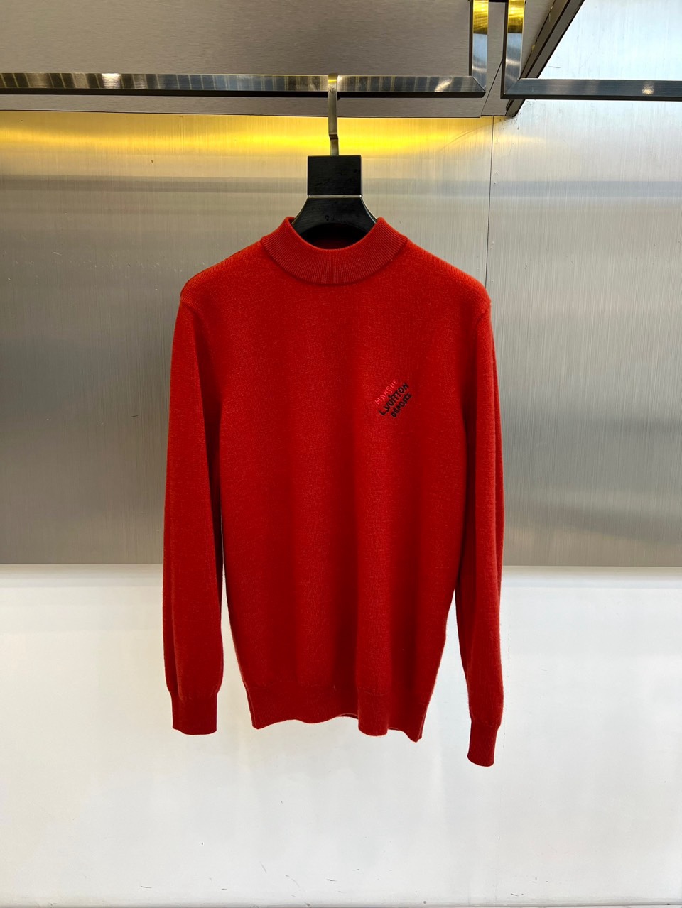 NO:712005,1v Vuitton, a new product for autumn and winter 2025, uses the iconic red to interpret luxury and warmth. This product is a classic turtleneck cashmere sweater, made of Italian cashmere, which is extremely soft and skin-friendly. The loose yet contoured tailoring ensures comfort and elegance. The exquisite colorful Monogram flower embroidery on the left chest continues the brand's classic genes and becomes the finishing detail. Its style perfectly combines French simplicity and high elegance.  Super texture, bright red tones are particularly outstanding in the dark colors of autumn and winter. Whether it is worn as an inner layer with a suit or coat to show the sophistication of formal occasions, or worn alone with casual trousers to create a casual yet stylish daily look, it can show the wearer's extraordinary taste and become a core item in the autumn and winter wardrobe that combines warmth and style. 48-56 (model is 173, 143 pounds, upper body size 50),,business  suit,198609091v威登、2025秋冬新品,以标志性红色演绎奢华温暖.本品为经典高领羊绒针织衫,采用意大利山羊绒材质,触感极致柔软亲肤.宽松而不失廓形的剪裁,确保穿着舒适与优雅风度并存.左胸处精致的彩色Monogram花卉刺绣,延续品牌经典基因,成为点睛细节.其风格完美融合了法式简约与高级质感,鲜艳的红色调在秋冬暗色系中尤为出彩.无论是作为内搭搭配西装或大衣展现正式场合的精致,还是单穿搭配休闲裤装营造随性而不失格调的日常造型,皆能彰显穿着者的不凡品味,成为秋冬衣橱中兼具温度与风度的核心单品.48-56（模特173,143斤上身50码）,,business suit,,Men's clothing