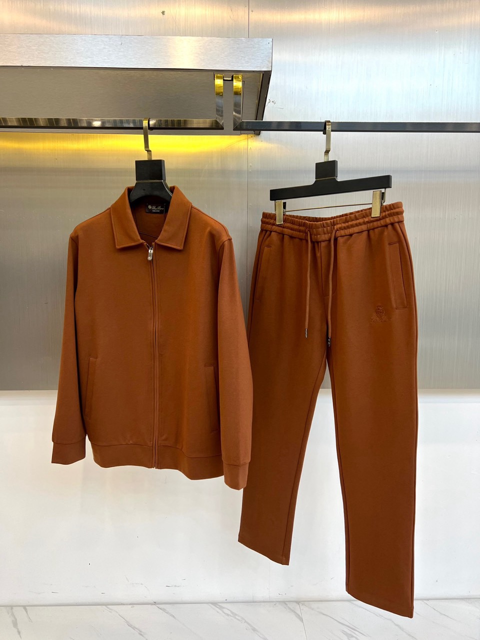 NO:712018,Loro  Piana's elegant and elegant 2025 autumn and winter new casual suit uses warm earth tones to interpret Italian comfortable aesthetics. The jacket adopts a lapel zipper design, practical pockets on both sides, and a smooth metal zipper opening and closing system. The trousers are designed with an elastic waist and drawstring double adjustment to ensure wearing comfort, and the sides of the trousers are embellished with exquisite brand logos. The suit adopts  Cotton fabric, delicate knitted texture presents a high-end texture, and the color is warm and calm with a sense of season. The style is between casual and elegant. Wear it as a set to show the overall fashion sense, and can also be split and matched with other items. The neat tailoring of the jacket and the loose fit of the trousers form a perfect balance, which is suitable for both daily casual occasions and business leisure needs. Loro  Through the ultimate pursuit of fabrics and tailoring, Piana perfectly integrates practicality and luxury, allowing every detail to show the spirit of Italian craftsmanship. Whether it is a weekend trip or vacation, this outfit can show the wearer's excellent taste in a low-key and luxurious manner. M-4XL (model 173,143 pounds, upper body size L),,loro piana,jackets & coats,19860909Loro Piana诺悠翩雅、2025秋冬新品休闲套装,以温暖大地色系演绎意式舒适美学.外套采用翻领拉链设计,两侧设实用插袋,搭配顺滑金属拉链开合系统.长裤选用松紧腰头与抽绳双重调节设计,确保穿着舒适度,裤侧点缀精致品牌标识.套装采用棉质面料,细腻的针织纹理呈现高级质感,色调温暖沉稳兼具季节感.风格上游走于休闲与优雅之间,成套穿着展现整体时尚感,亦可拆分搭配其他单品.外套利落剪裁与长裤宽松版型形成完美平衡,既适合日常休闲场合,也能应对商务休闲需求.Loro Piana通过对面料与剪裁的极致追求,将实用性与奢华感完美融合,让每个细节都展现意式匠心精神.无论是周末出行还是度假时光,这套服装都能以低调奢华的姿态展现穿着者的卓越品味.M-4XL（模特173,143斤上身L码）,,loro piana,jackets & coats,,Men's clothing