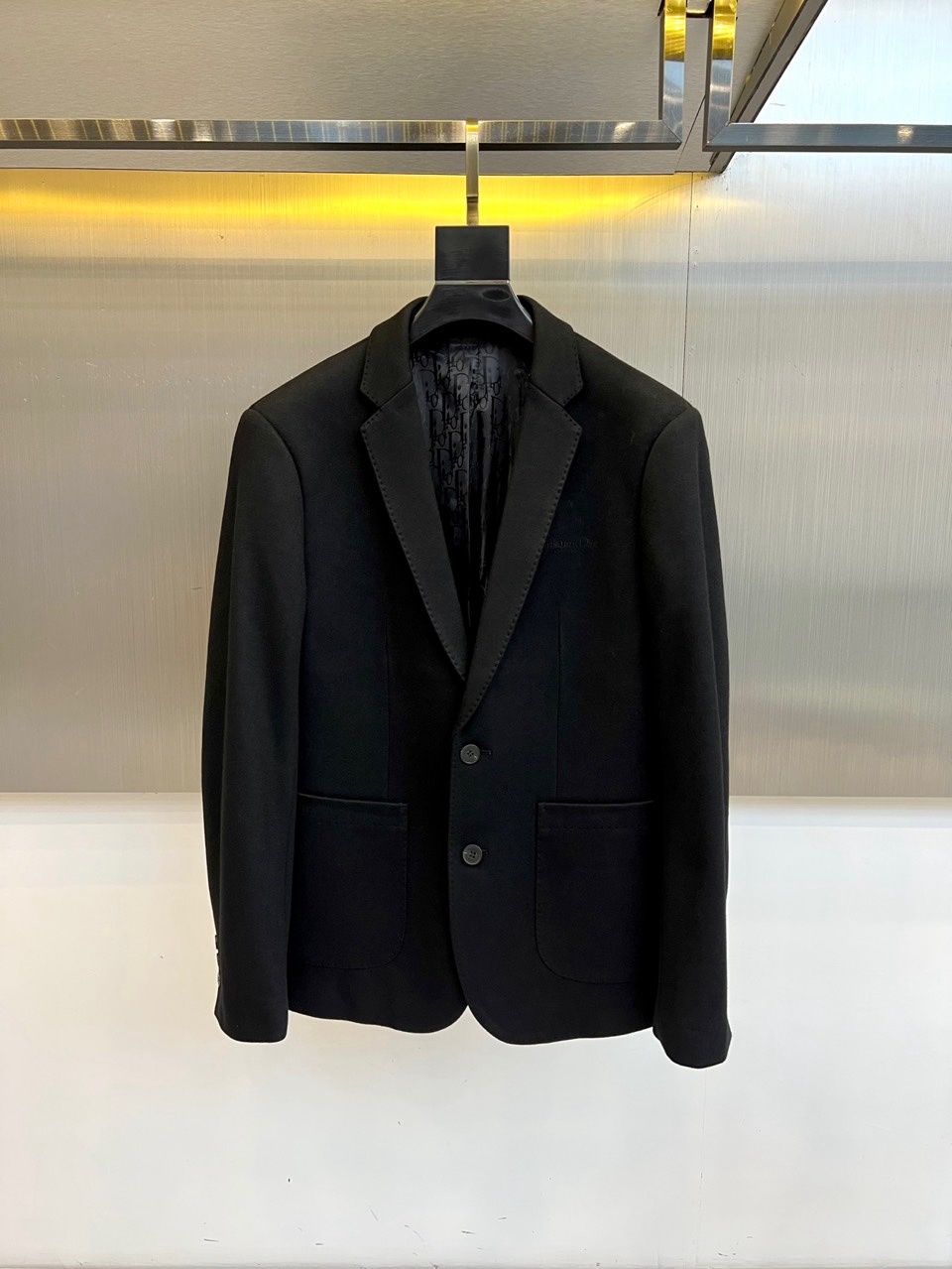 NO:712030,Dio, the new wool suit jacket for autumn and winter 2025, interprets the style of a modern gentleman with a classic single-row two-button design. The neat lapel line outlines a tall and straight silhouette, and the exquisite small logo on the left chest low-key highlights the brand genes. The design of the patch pockets on both sides combines practicality and simple aesthetics, and the interior pattern elements vaguely reveal the ingenuity of the layer.  The fabric is made of 54 wool, 21 polyester, 12 cotton and 13 viscose worsted blends, creating a crisp yet soft high-end texture. The lining of Lyocell (Tencel) gives the skin a delicate touch while ensuring breathability and comfort. The washing mark clearly indicates the need for professional dry cleaning and maintenance, continuing the quality of luxury goods.  The overall style combines French elegance and contemporary simplicity, and the black tone is calm and suitable for important occasions such as business meetings and dinners. From fabric technology to detail craftsmanship, every aspect reflects Dior's precise control of haute couture, injecting timeless and classic luxury choices into the modern elite wardrobe. 48-56 (model weighs 173,143 pounds, upper body size 50),, dior, dior, jackets & coats, business suit,19860909Dio迪奥、2025秋冬新品羊毛西装外套,以经典单排两粒扣设计诠释现代绅士风范.利落的平驳领线条勾勒出挺拔轮廓,左胸处的精致小标识低调彰显品牌基因.两侧贴袋设计融合实用性与简约美学,内搭花纹元素隐约透出层次巧思. 面料采用54羊毛、21聚酯纤维、12棉与13粘纤精纺混织,打造挺括而不失柔软的高级质感.里料莱赛尔（天丝）赋予肌肤细腻触感,同时保障穿着透气性与舒适度.洗涤标识明确提示需采用专业干洗保养,延续奢侈品的品质坚持. 整体风格融合法式优雅与当代简约,黑色调沉稳适配商务会议、晚宴等重要场合.从面料科技到细节工艺,每一处皆体现迪奥对高级成衣的精准把控,为现代精英衣橱注入永恒经典的奢华选择.48-56（模特173,143斤上身50码）,,dior,dior,jackets & coats,business suit,,Men's clothing