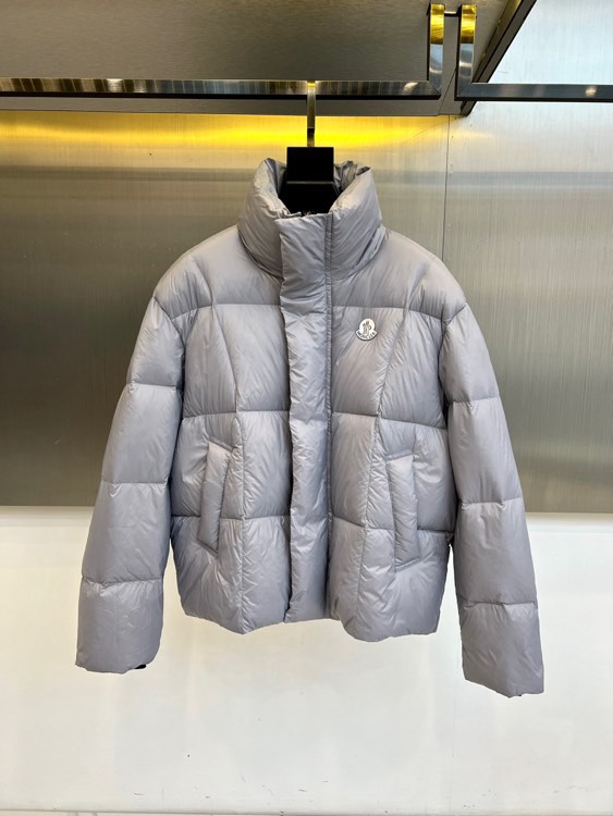 NO:712032,Mon, the 2025 autumn and winter new down jacket, outlines a modern luxury style with simple lines. The style adopts a neat high collar design, with precise three-dimensional quilting technology, and the diamond check pattern outlines the full goose down filling outline, which ensures  It has light and fluffy warmth and creates a smooth slim fit. The classic brand logo embellished on the left chest is presented in the same color embroidery, highlighting the low-key brand recognition. The fabric is made of high-tech windproof material, which is delicate to the touch but highly protective.  The style continues Mengkou's consistent pragmatic aesthetics, integrating professional outdoor performance into urban daily wear. The elegant gray color gives it strong matching possibilities, whether it is paired with casual trousers or business casual items, it can show an effortless sense of luxury. This piece  Down jackets are not only reliable equipment to withstand the severe cold, but also a must-have winter item that interprets the low-key taste of modern elites, showing extraordinary texture in simplicity. 48-56 (model weighs 173,143 pounds, upper body size 50),,Moncler,down  jacket,19860909Mon蒙口、2025秋冬新品羽绒服以简约线条勾勒出现代奢华风范.款式采用利落的高领设计,搭配精准的立体绗缝工艺,菱形格纹勾勒出饱满的鹅绒填充轮廓,既保证了轻盈蓬松的保暖性,又塑造出流畅的修身版型.左胸处点缀的经典品牌徽标以同色刺绣呈现,彰显低调的品牌辨识度.面料选用高科技防风材质,触感细腻却极具防护力. 风格上延续蒙口一贯的实用主义美学,将专业户外性能融入都市日常着装.淡雅的灰调色彩赋予其强大的搭配可能性,无论是搭配休闲裤装还是商务休闲单品,都能展现出不费力的高级感.这件羽绒服不仅是抵御严寒的可靠装备,更是诠释现代精英人士低调品味的冬季必备单品,在简约中展现非凡质感.48-56（模特173,143斤上身50码）,,Moncler,down jacket,,Men's clothing