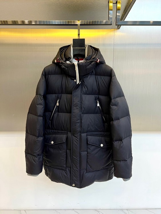 NO:712021,Brunello Cucinelli-BC, 2025 autumn and winter new products, available simultaneously on the official website - BC Bixi series mid-length goose down jacket, this season's main hooded style, adopts a double closure system of zippers and buttons, which is both tight windproof and convenient to put on and take off. Zippered diagonal pockets on both sides and oversized button pockets below provide ample storage space and neat visual lines. The cuff lining and hood are embellished with light gray to enrich the level of detail.  1. Bixi mid-length goose down jacket, knitted collar + knitted cuffs double-layered warmth, soft fabrics that are skin-friendly and not stuck, making winter wear both warm and elegant~ 2. Unlock comfortable winter wear! Bixi mid-length goose down jacket, soft and waxy fabric fits the body shape, knitted leader splicing design, goose down filling to lock in temperature without being bulky, suitable for commuting and leisure~  3. Bixi mid-length goose down jacket is coming! The super-soft fabric has a delicate touch, the contrasting color design of the knitted collar adds a sense of layering, the goose down filling provides full warmth, and the mid-length version can easily cover the flesh and make you look slimmer.  High-quality fabrics are selected and filled with 90% high-quality white goose down to ensure a light body feel and excellent temperature locking performance. Its style is loose but not bloated, and the deep blue and black options give the wearer a calm and fashionable temperament. The overall style is perfectly integrated.  Combining pragmatism and urban aesthetics, whether it is commuting or weekend leisure, it can calmly cope with the cold and show extraordinary style in simplicity. 48-56 (model 173, 143 pounds, upper body size 50), brunello  cucinelli,hats,19860909Brunello Cucinelli-BC,2025秋冬新品,官网同步发售-BC碧溪系列中长鹅绒服,本季主打连帽款式,采用拉链与纽扣双重闭合系统,兼顾严密防风与便捷穿脱.两侧拉链斜插口袋与下方超大纽扣口袋,提供充足收纳空间与利落视觉线条.袖口内衬与帽里以浅灰色点缀,丰富细节层次. 1.碧溪款中长鹅绒服,针织领+针织袖口双层暖意加持,软感面料亲肤不扎身,冬日穿搭既有温度又有风度~ 2.解锁冬日舒适穿搭!碧溪中长鹅绒服,软糯面料贴合身形,针织领袖拼接设计,鹅绒填充锁温不臃肿,通勤休闲都适配~ 3.碧溪中长鹅绒服重磅来袭!超软面料触感细腻,针织领袖撞色设计更显层次感,鹅绒填充保暖力拉满,中长版型轻松遮肉显瘦 甄选高品质面料,填充90优质白鹅绒,确保轻盈体感与卓越锁温性能.其版型宽松却不显臃肿,深邃的蓝色与黑色选择,赋予穿着者沉稳而时尚的气质.整体风格完美融合了实用主义与都市美学,无论是通勤出行或休闲周末,皆能从容应对寒冷,于简约中展现不凡格调.48-56（模特173,143斤上身50码）,,brunello cucinelli,hats,,Men's clothing