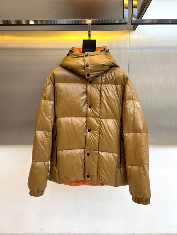 NO:712035,nMon muzzle, 2025 autumn and winter new down jacket, hooded design with adjustable black drawstring to enhance windproof practicality. The neatly arranged black buttons on the front of the body become the visual focus, with both decoration and closing functions. The brand badge on the top of the left sleeve is low-key  Showing identity, the fluffy filling outline ensures excellent warmth retention. nn fabrics and linings are made of nylon, which is light, wear-resistant and has good windproof performance. The filling is a golden ratio of 90 duck down and 10 feathers, which strikes a balance between fluffiness and thermal efficiency. Product  It is made in Romania with precision. The label indicates that it needs to be washed separately and gently at 30°C water temperature. Do not iron. It is recommended to turn the clothes over and remove the removable accessories before washing to maintain the best shape. nnThis down jacket perfectly combines functional details with simple design.  The brown color is easy to match and can not only meet the protection needs of outdoor activities, but also can be integrated into daily urban wear, showing a low-key and professional style. 48-56 (model 173, 143 pounds, upper body size 50), Moncler, down  jacket,gold,hats,19860909nMon蒙口、2025秋冬新品羽绒服,连帽设计搭配可调节黑色抽绳,增强防风实用性.衣身前襟整齐排列的黑色纽扣成为视觉焦点,兼具装饰与闭合功能.左袖上方的品牌徽章低调彰显身份,蓬松的填充轮廓确保卓越保暖性.nn面料与里料均采用锦纶,轻盈耐磨且具备良好的防风性能.填充物为90鸭绒与10羽毛的黄金配比,在蓬松度与保暖效率间取得平衡.产品于罗马尼亚精工制造,标签提示需30℃水温单独轻柔洗涤,不可熨烫,建议翻转衣物并取下可拆卸配件后清洗,以保持最佳形态.nn这款羽绒服将功能性细节与简约设计完美融合,棕色系易于搭配,既能应对户外活动的防护需求,也可融入都市日常穿搭,展现出低调而专业的质感风格.48-56（模特173,143斤上身50码）,,Moncler,down jacket,gold,hats,,Men's clothing