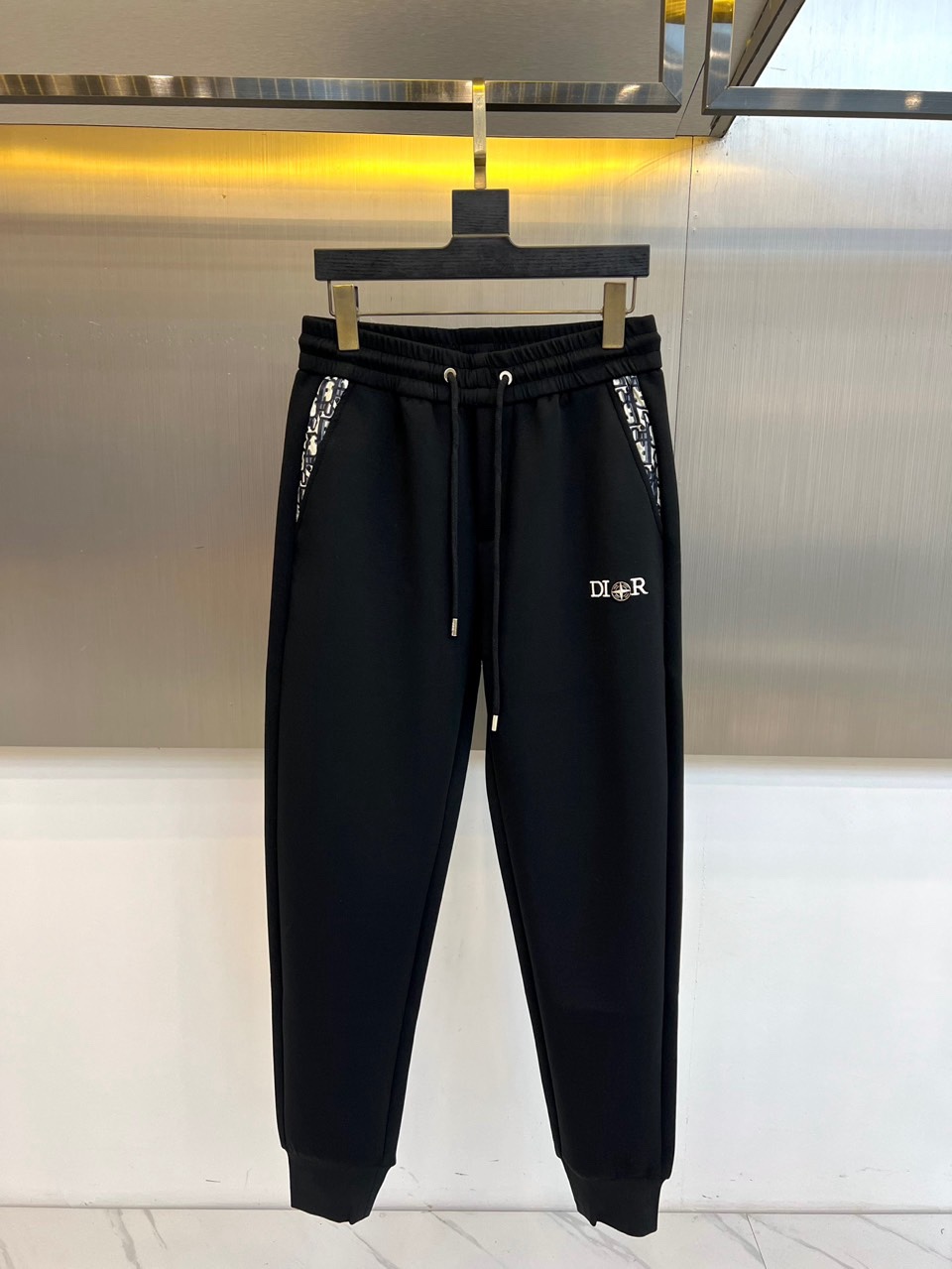 🌾Dio迪奥、2025秋冬新品男士休闲裤以经典黑色演绎现代绅士风尚。这款长裤采用修身直筒剪裁，腰部配备可