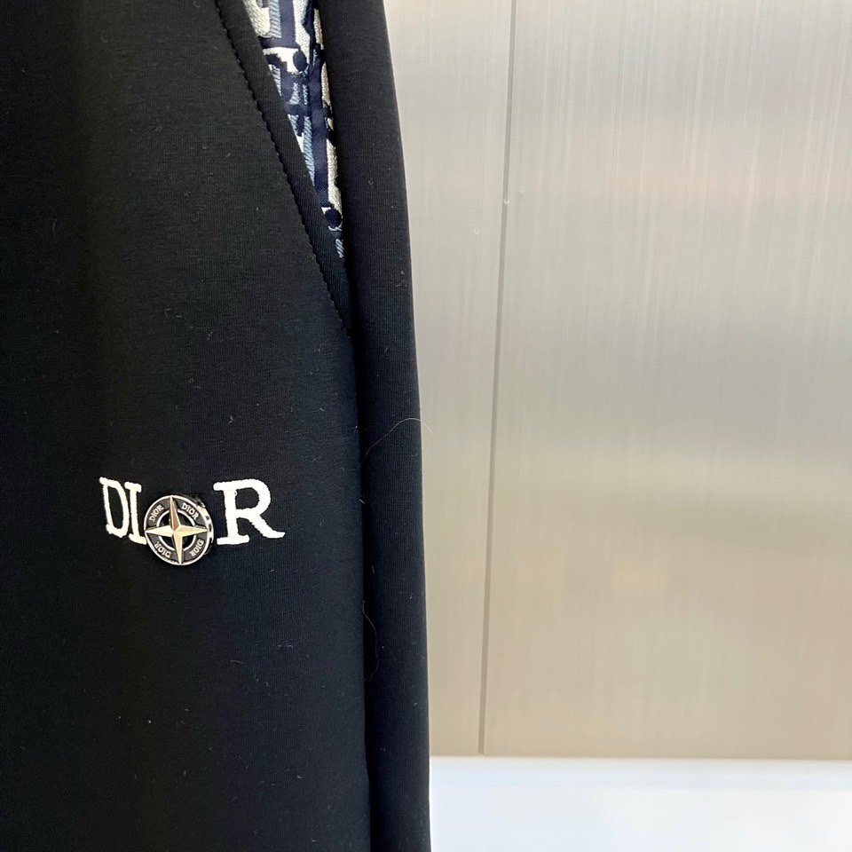 🌾Dio迪奥、2025秋冬新品男士休闲裤以经典黑色演绎现代绅士风尚。这款长裤采用修身直筒剪裁，腰部配备可