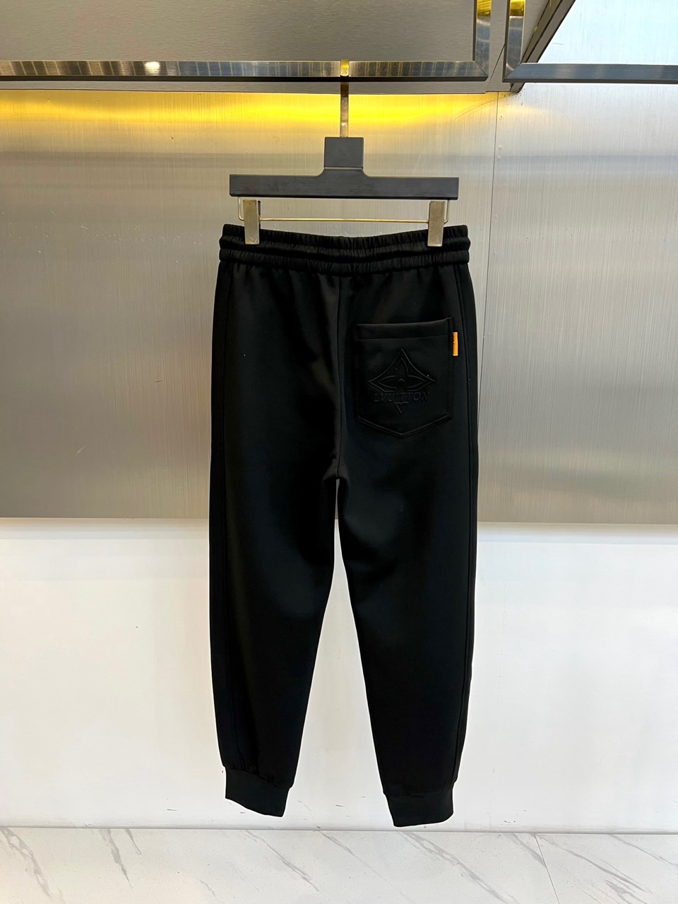 🌾1v威登、2025秋冬新品米白色运动裤，以精湛工艺重新定义休闲奢华。采用顶级斜纹棉质面料，呈现柔和珠光