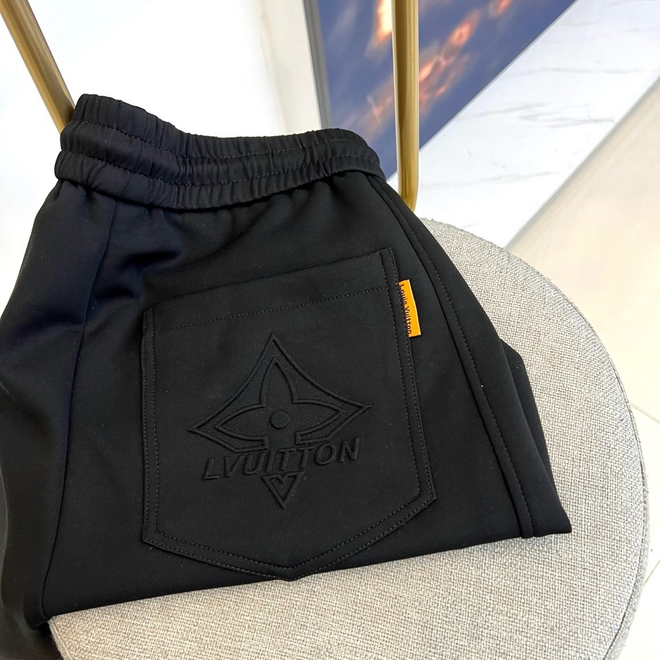 🌾1v威登、2025秋冬新品米白色运动裤，以精湛工艺重新定义休闲奢华。采用顶级斜纹棉质面料，呈现柔和珠光