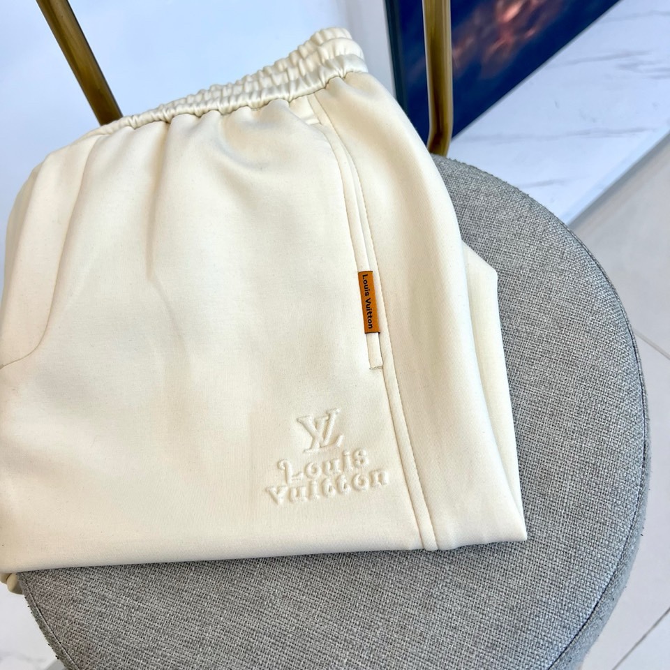 🌾1v威登、2025秋冬新品米白色运动裤，以精湛工艺重新定义休闲奢华。采用顶级斜纹棉质面料，呈现柔和珠光