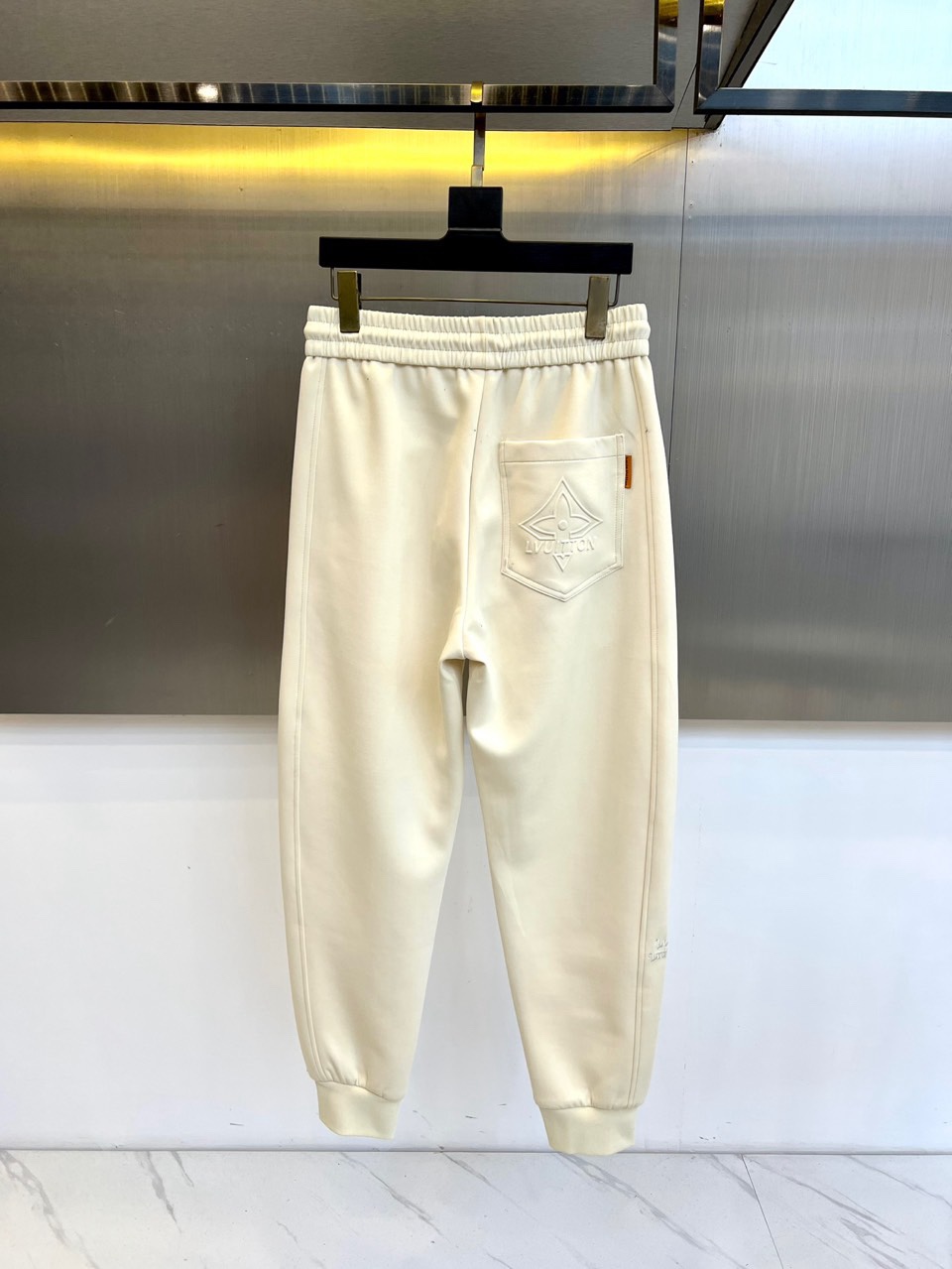 🌾1v威登、2025秋冬新品米白色运动裤，以精湛工艺重新定义休闲奢华。采用顶级斜纹棉质面料，呈现柔和珠光