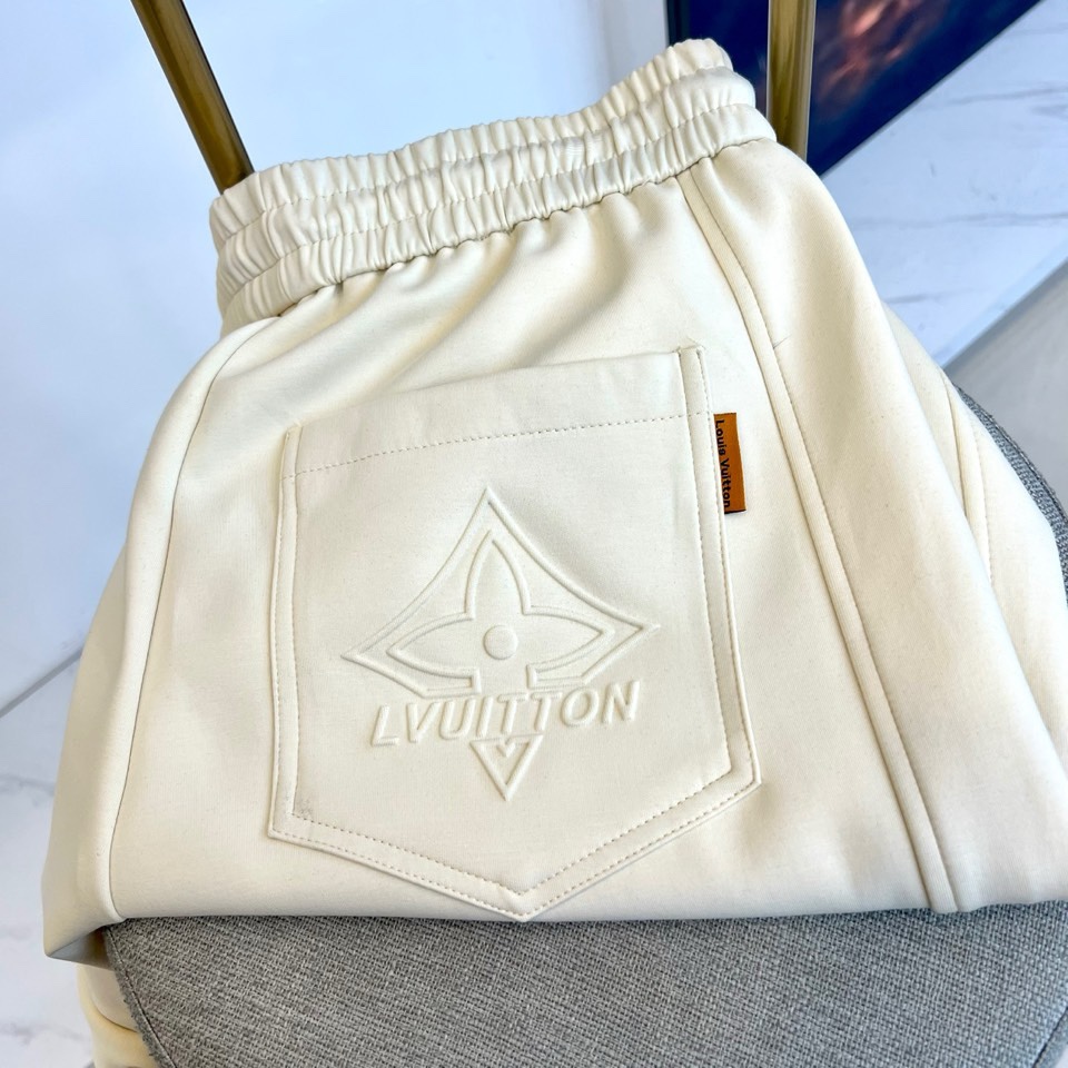 🌾1v威登、2025秋冬新品米白色运动裤，以精湛工艺重新定义休闲奢华。采用顶级斜纹棉质面料，呈现柔和珠光