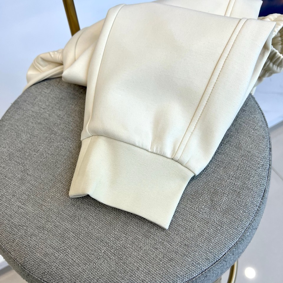 🌾1v威登、2025秋冬新品米白色运动裤，以精湛工艺重新定义休闲奢华。采用顶级斜纹棉质面料，呈现柔和珠光