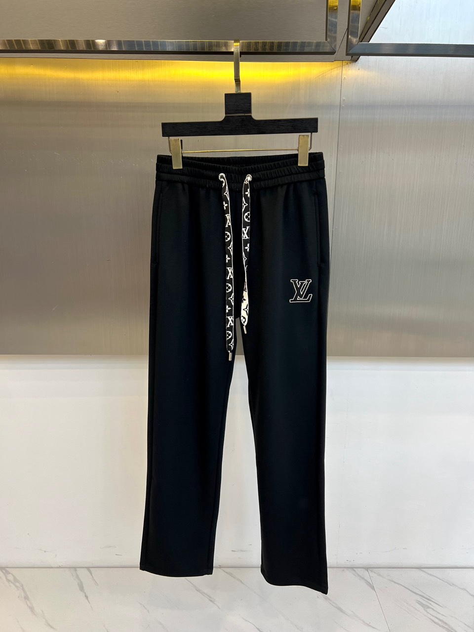 🌾1v威登、2025秋冬新品男士束脚休闲裤，这款运动裤采用高档棉质面料打造，呈现细腻亲肤的触感与自然垂坠