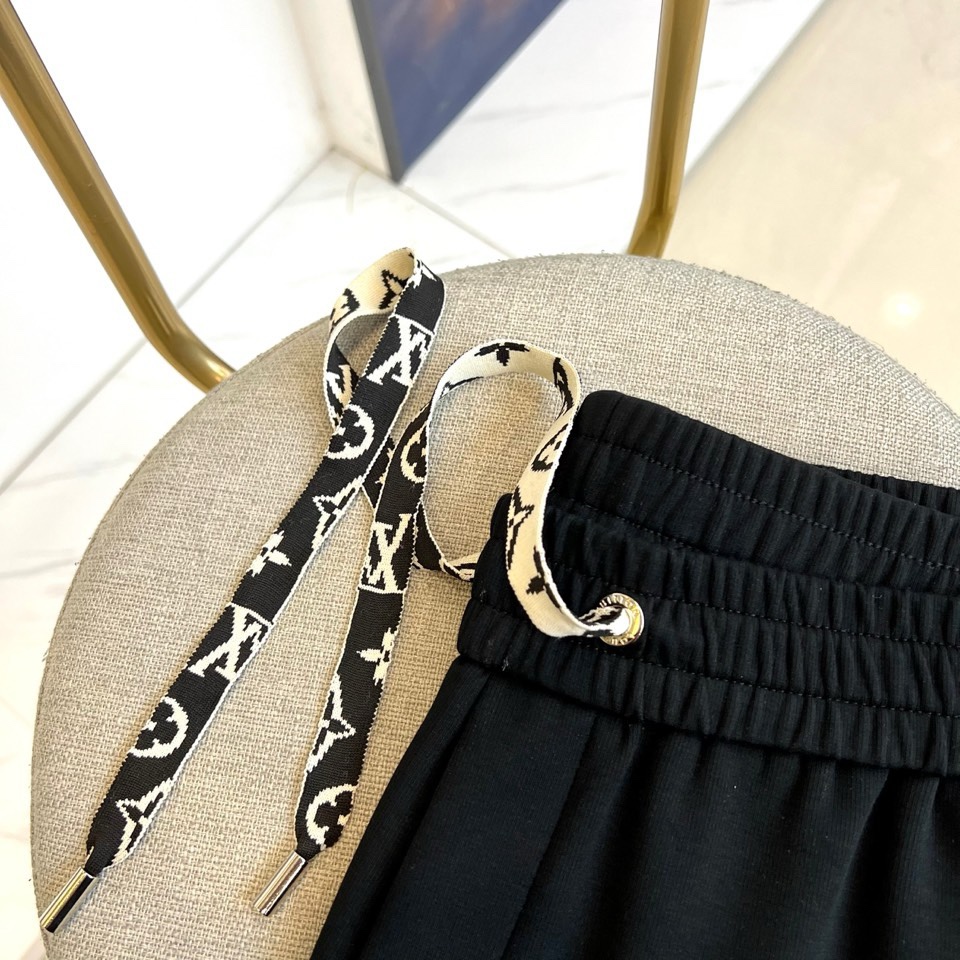 🌾1v威登、2025秋冬新品男士束脚休闲裤，这款运动裤采用高档棉质面料打造，呈现细腻亲肤的触感与自然垂坠