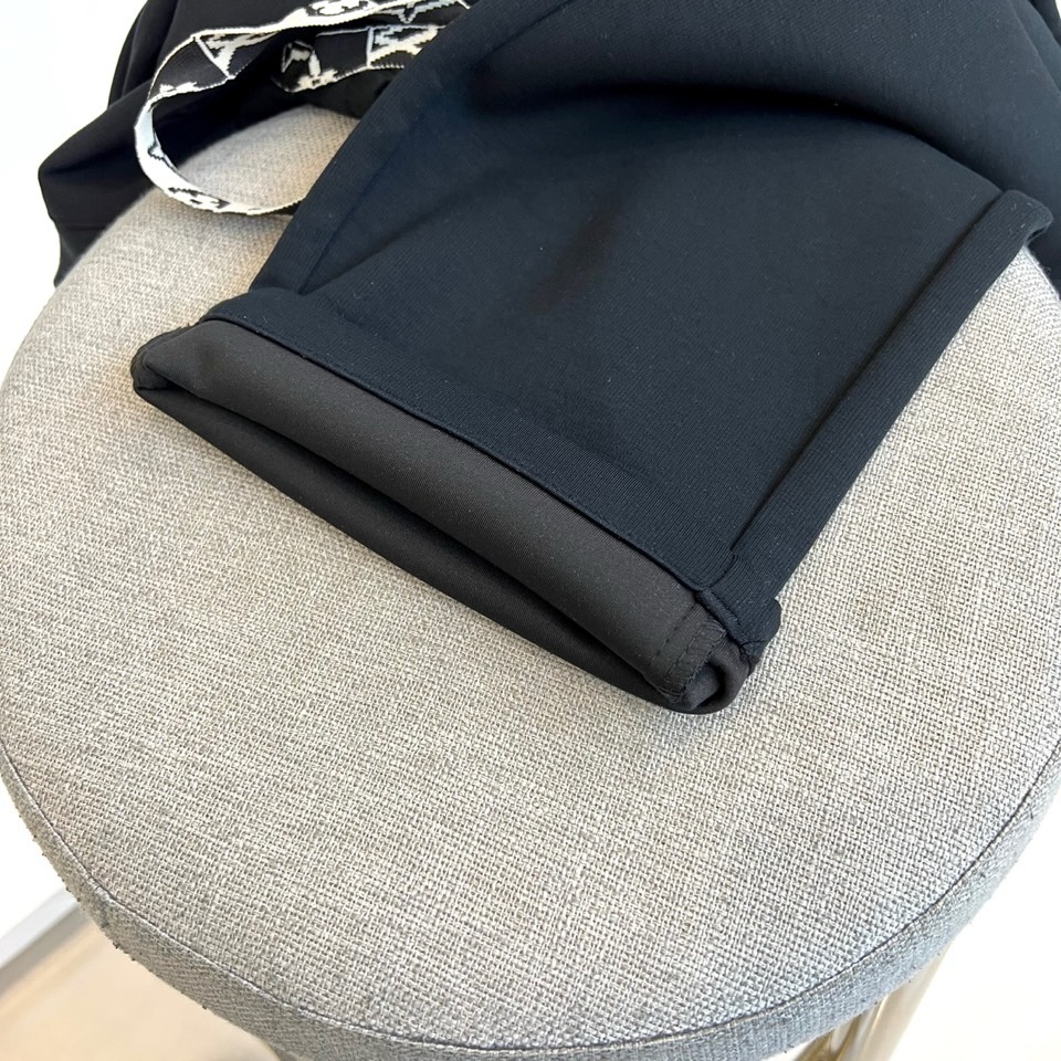 🌾1v威登、2025秋冬新品男士束脚休闲裤，这款运动裤采用高档棉质面料打造，呈现细腻亲肤的触感与自然垂坠