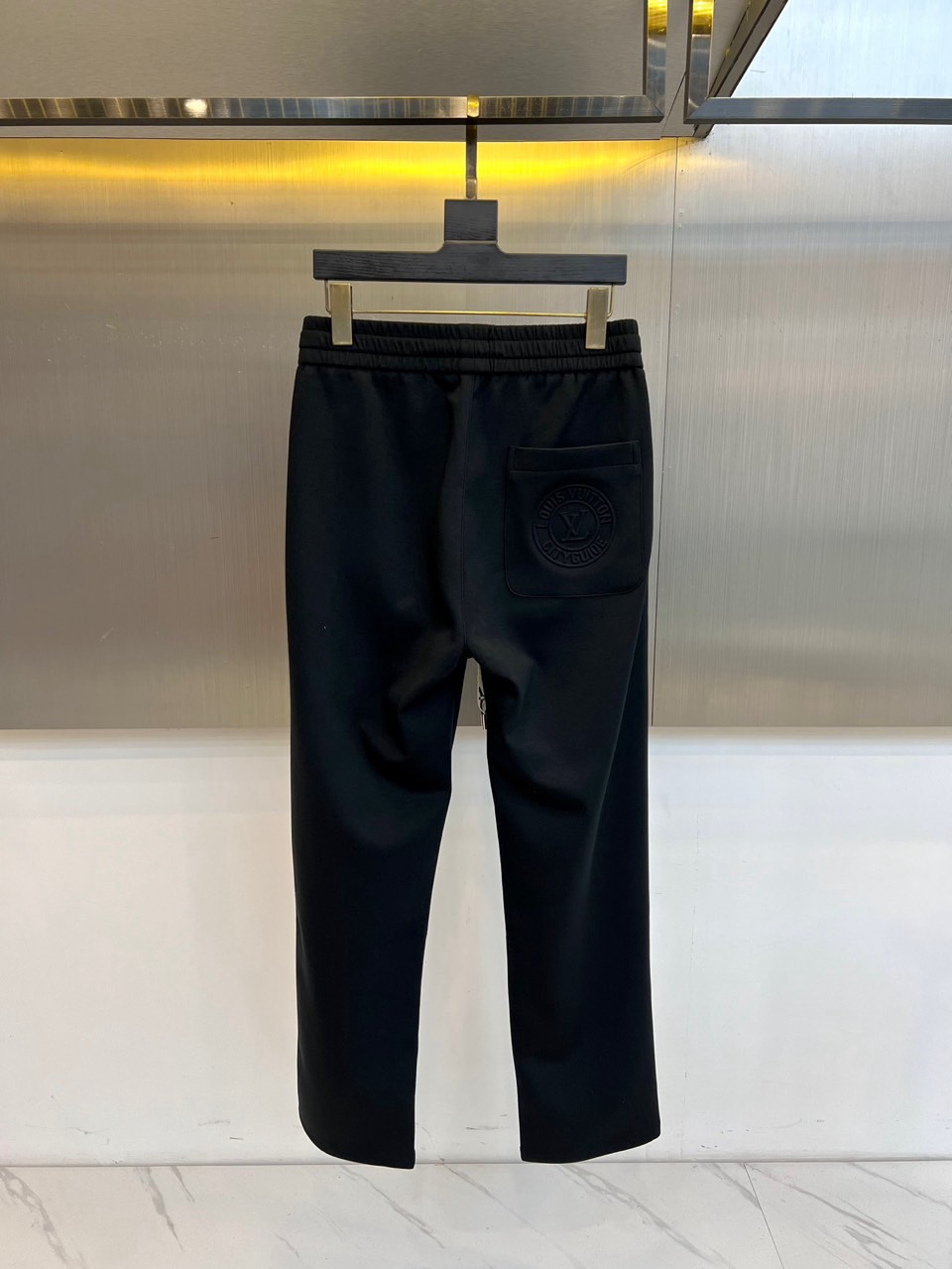 🌾1v威登、2025秋冬新品男士束脚休闲裤，这款运动裤采用高档棉质面料打造，呈现细腻亲肤的触感与自然垂坠