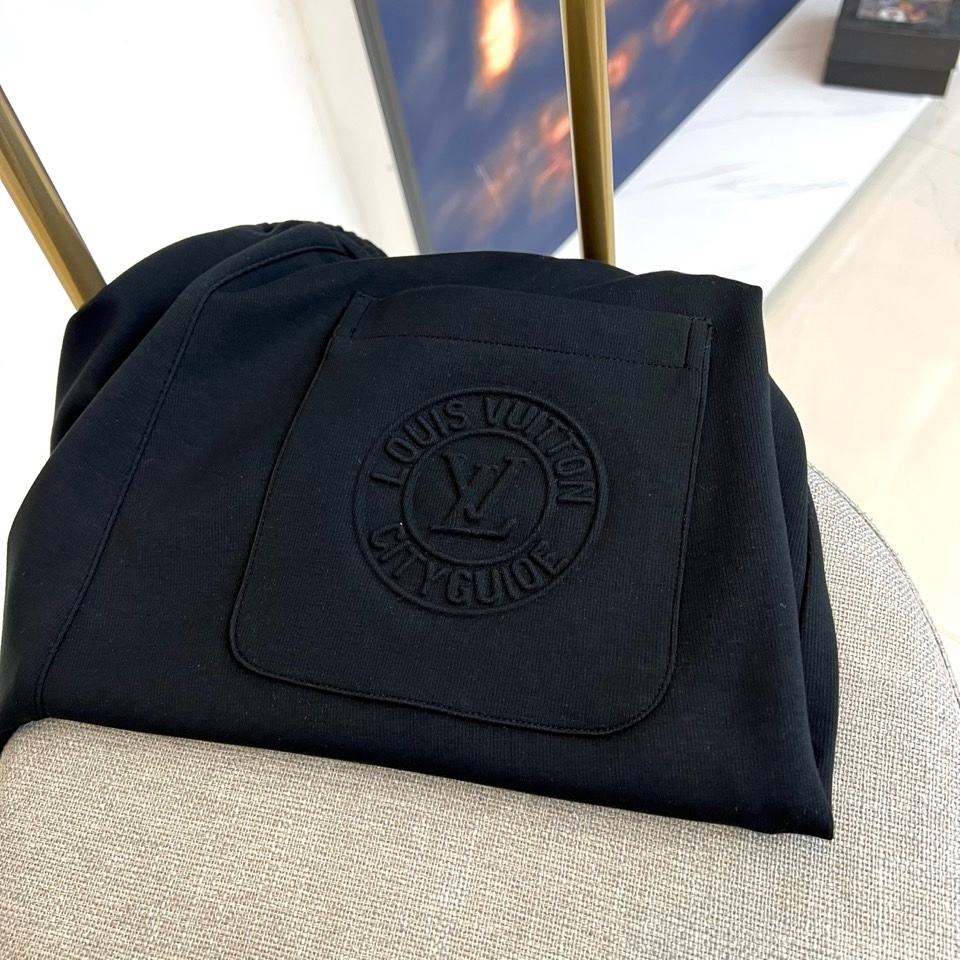 🌾1v威登、2025秋冬新品男士束脚休闲裤，这款运动裤采用高档棉质面料打造，呈现细腻亲肤的触感与自然垂坠