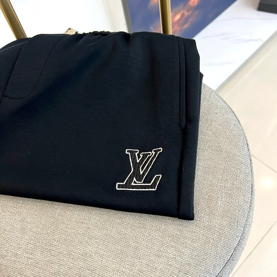 🌾1v威登、2025秋冬新品男士束脚休闲裤，这款运动裤采用高档棉质面料打造，呈现细腻亲肤的触感与自然垂坠