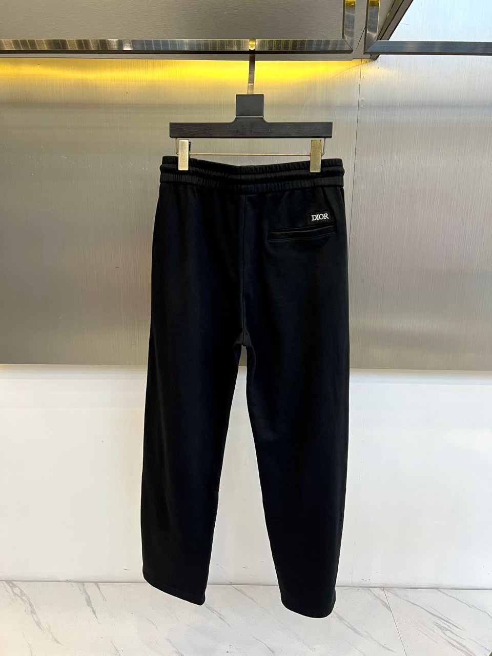 🌾Dio迪奥、2025秋冬新品卡其色休闲裤，以宽松直筒廓形演绎现代休闲美学。腰部采用松紧腰头与抽绳双重设