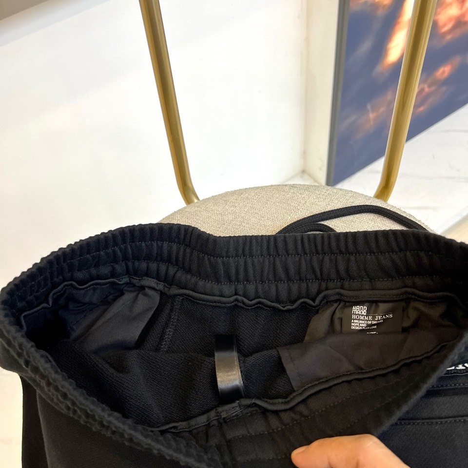 🌾Dio迪奥、2025秋冬新品卡其色休闲裤，以宽松直筒廓形演绎现代休闲美学。腰部采用松紧腰头与抽绳双重设