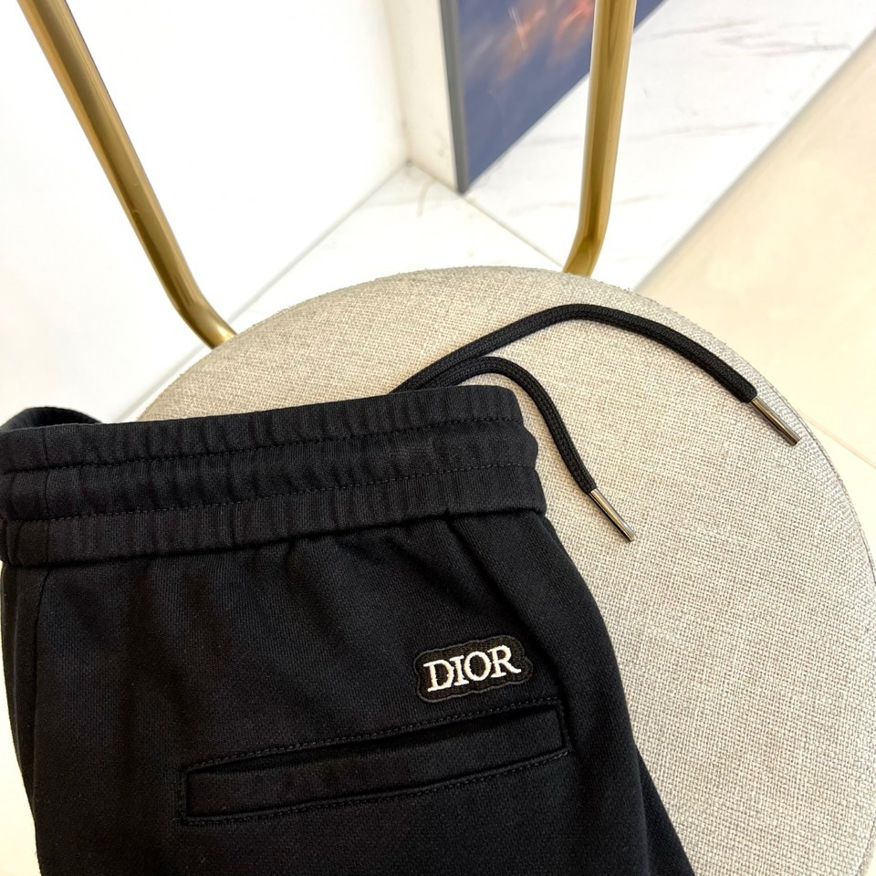 🌾Dio迪奥、2025秋冬新品卡其色休闲裤，以宽松直筒廓形演绎现代休闲美学。腰部采用松紧腰头与抽绳双重设