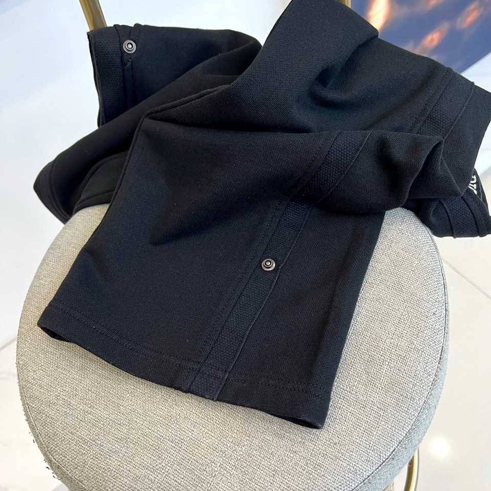 🌾Dio迪奥、2025秋冬新品卡其色休闲裤，以宽松直筒廓形演绎现代休闲美学。腰部采用松紧腰头与抽绳双重设