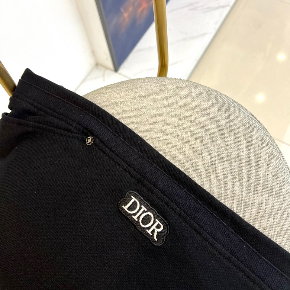 🌾Dio迪奥、2025秋冬新品卡其色休闲裤，以宽松直筒廓形演绎现代休闲美学。腰部采用松紧腰头与抽绳双重设