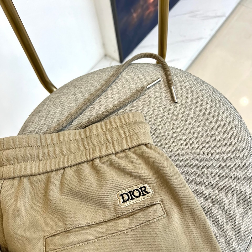 🌾Dio迪奥、2025秋冬新品卡其色休闲裤，以宽松直筒廓形演绎现代休闲美学。腰部采用松紧腰头与抽绳双重设