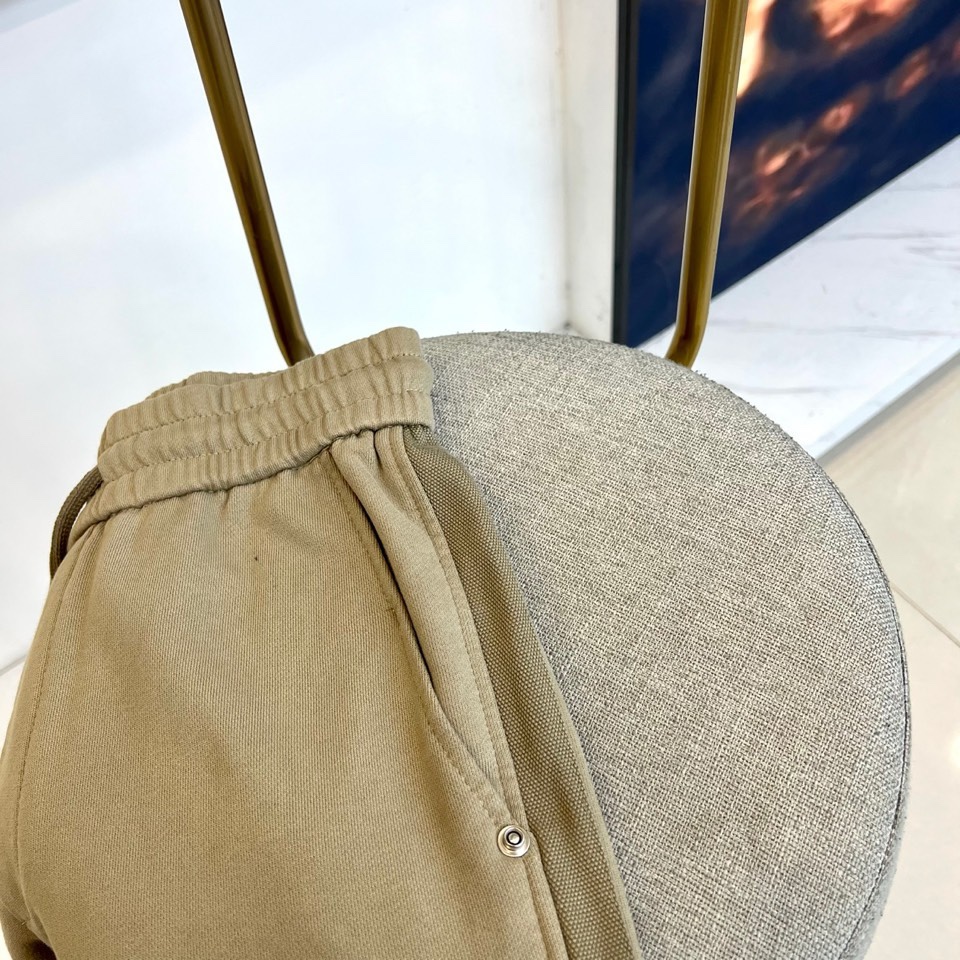 🌾Dio迪奥、2025秋冬新品卡其色休闲裤，以宽松直筒廓形演绎现代休闲美学。腰部采用松紧腰头与抽绳双重设