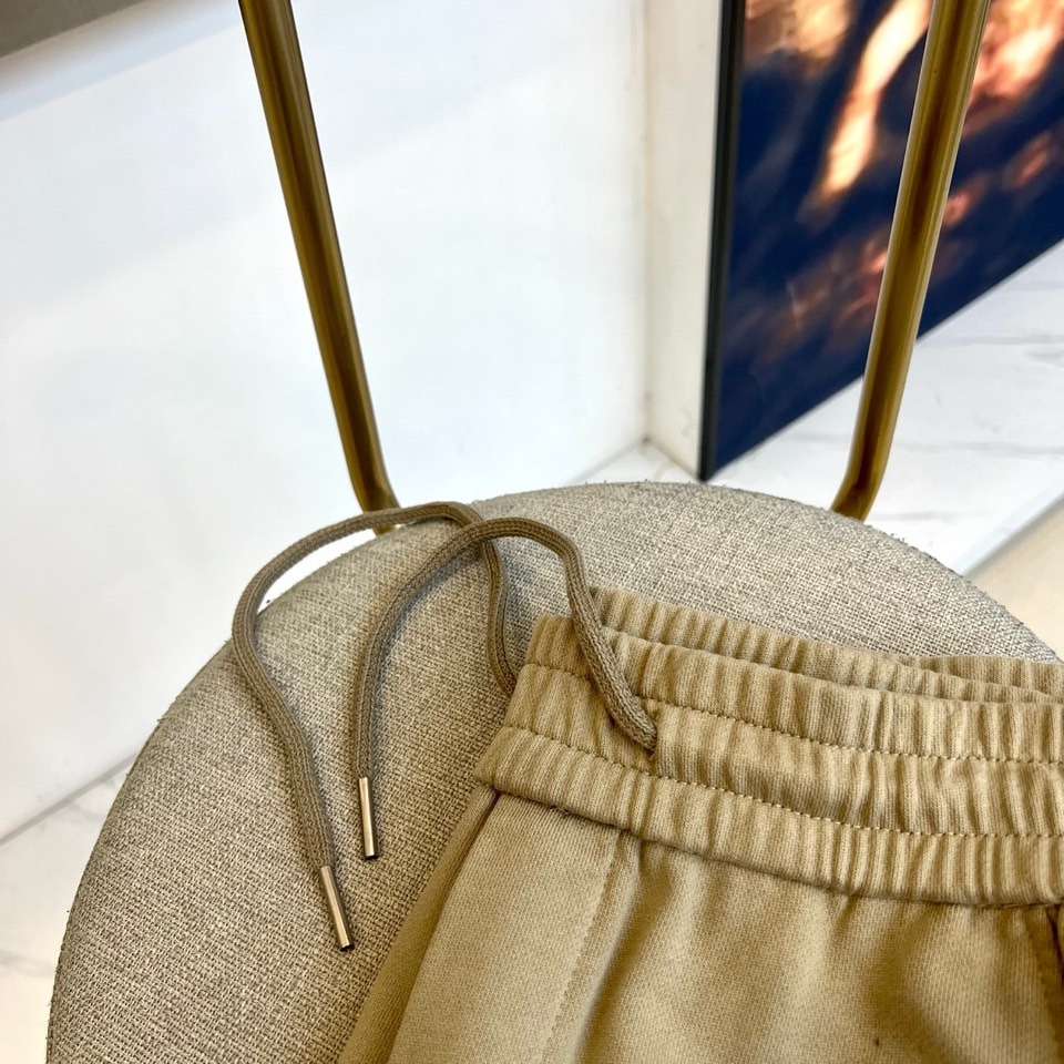 🌾Dio迪奥、2025秋冬新品卡其色休闲裤，以宽松直筒廓形演绎现代休闲美学。腰部采用松紧腰头与抽绳双重设