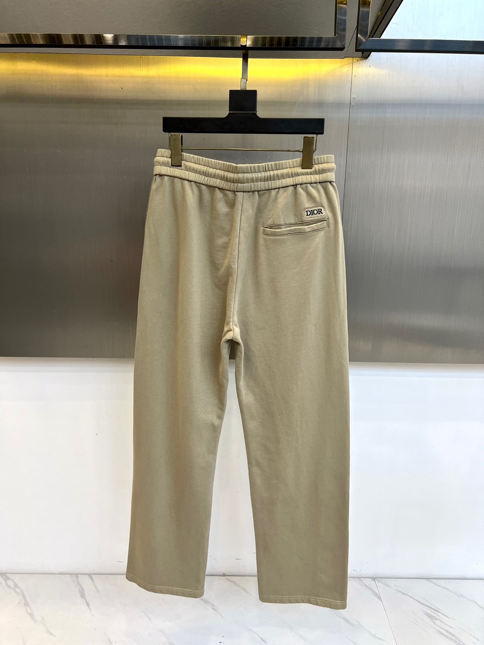 🌾Dio迪奥、2025秋冬新品卡其色休闲裤，以宽松直筒廓形演绎现代休闲美学。腰部采用松紧腰头与抽绳双重设