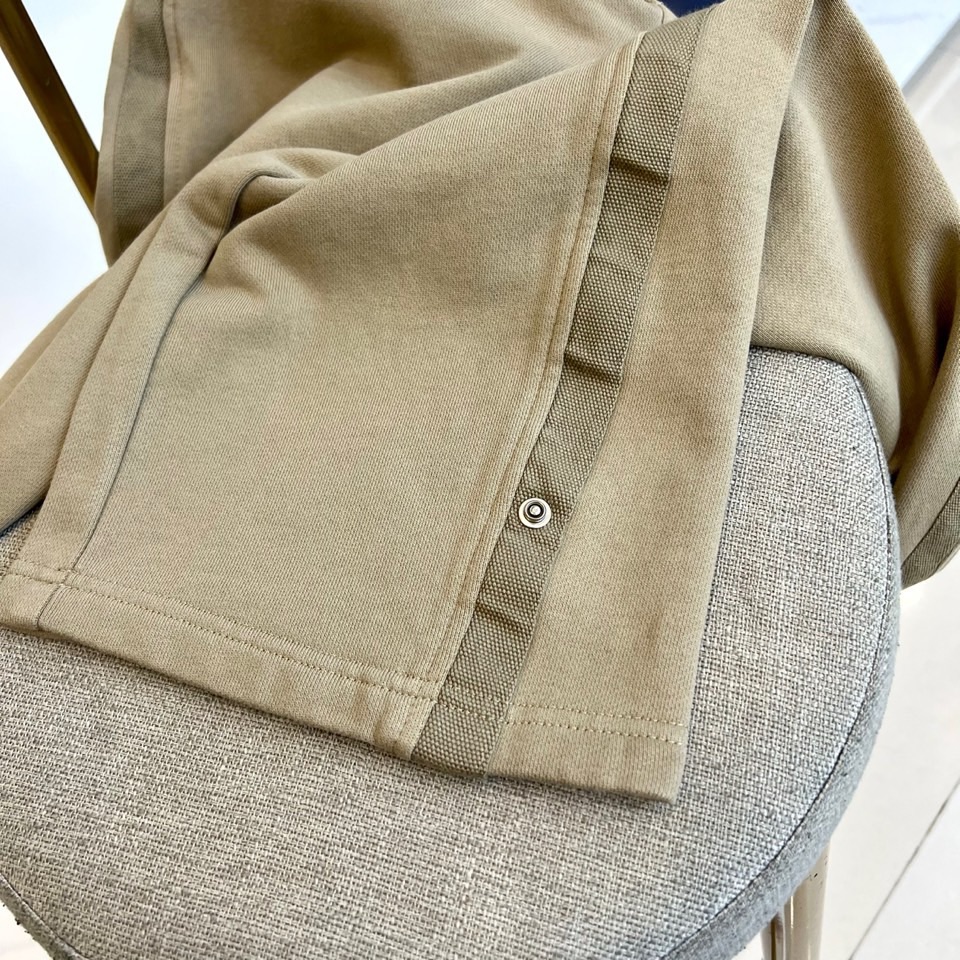 🌾Dio迪奥、2025秋冬新品卡其色休闲裤，以宽松直筒廓形演绎现代休闲美学。腰部采用松紧腰头与抽绳双重设