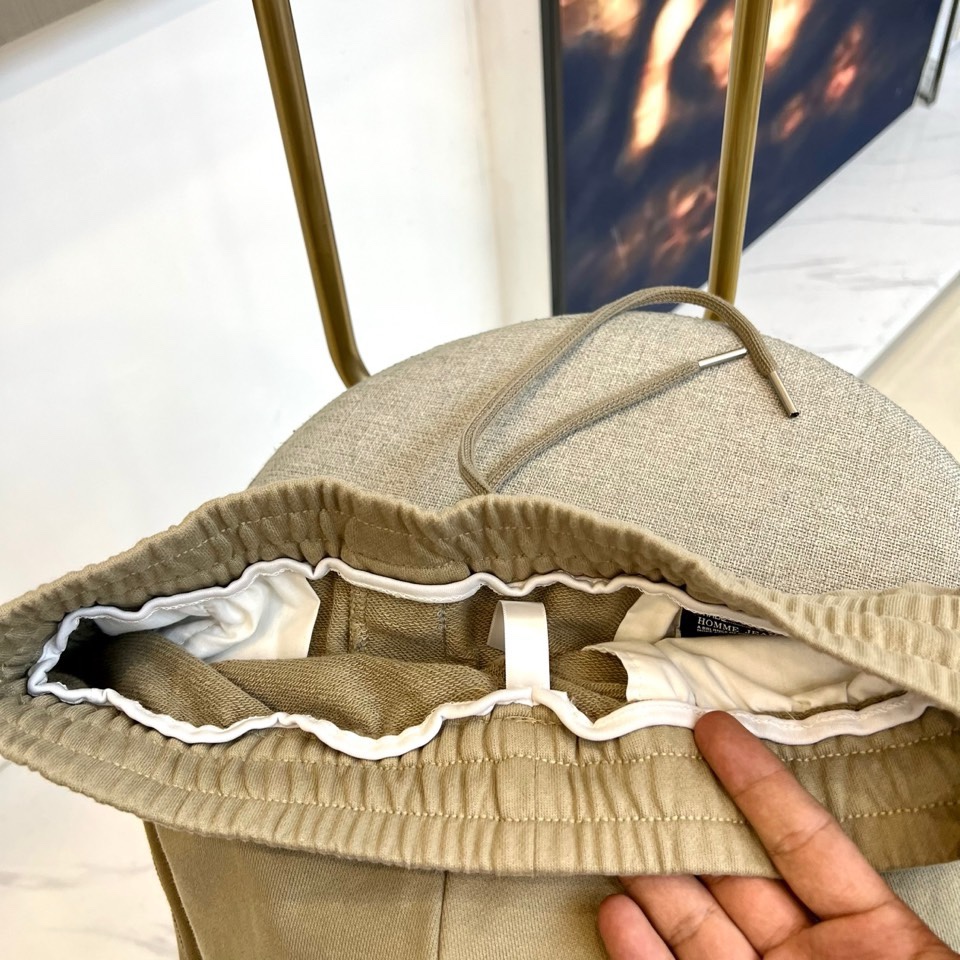 🌾Dio迪奥、2025秋冬新品卡其色休闲裤，以宽松直筒廓形演绎现代休闲美学。腰部采用松紧腰头与抽绳双重设