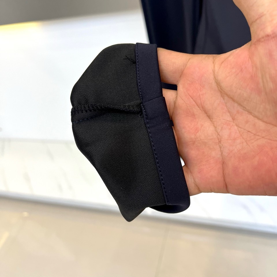 🌾Vers范思哲、2025秋冬新品西裤，以经典色调诠释意式奢华商务风格。裤型采用利落的直筒剪裁，流畅修饰