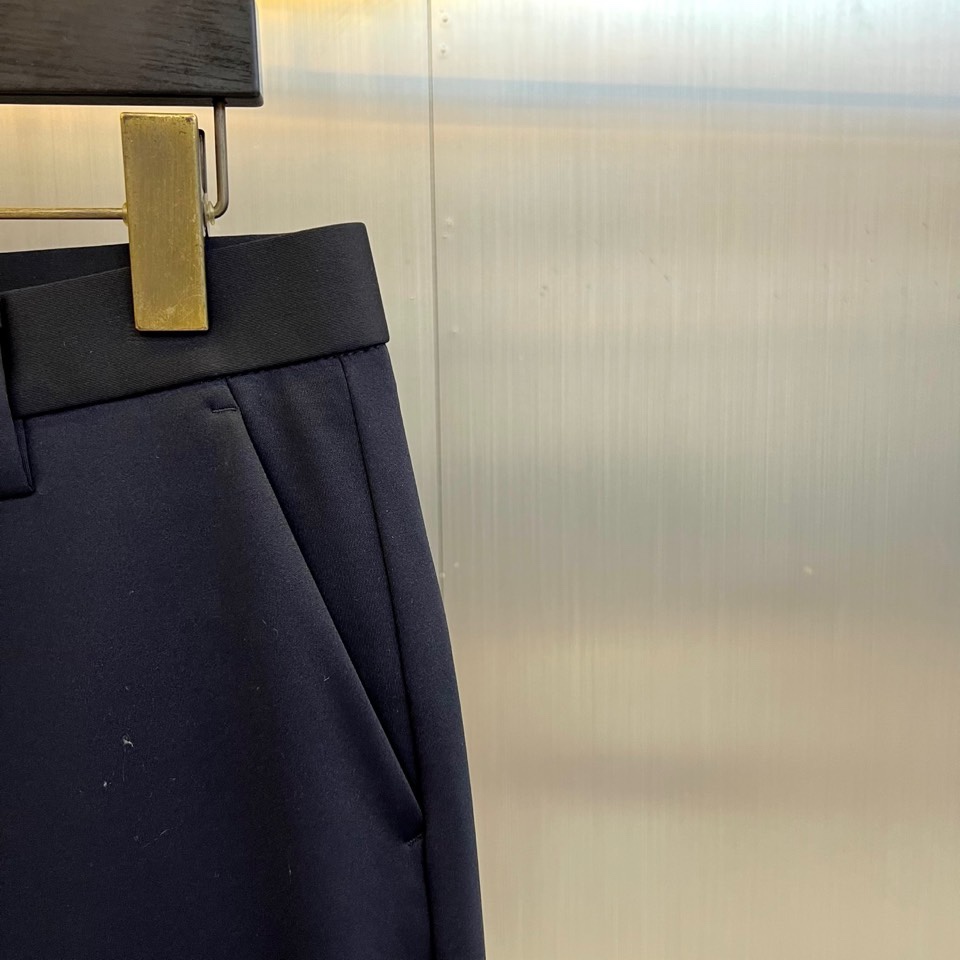 🌾Vers范思哲、2025秋冬新品西裤，以经典色调诠释意式奢华商务风格。裤型采用利落的直筒剪裁，流畅修饰