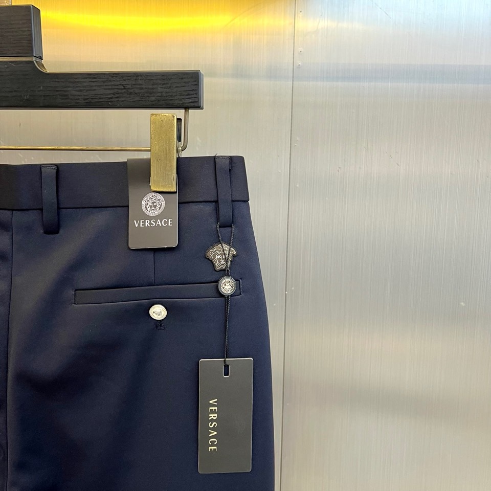 🌾Vers范思哲、2025秋冬新品西裤，以经典色调诠释意式奢华商务风格。裤型采用利落的直筒剪裁，流畅修饰