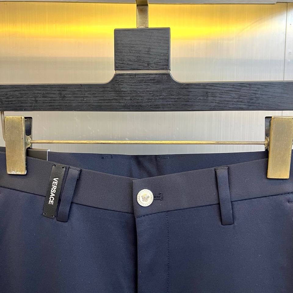 🌾Vers范思哲、2025秋冬新品西裤，以经典色调诠释意式奢华商务风格。裤型采用利落的直筒剪裁，流畅修饰