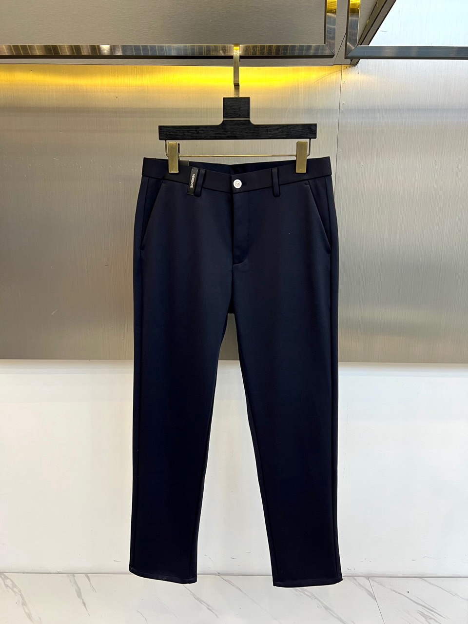 🌾Vers范思哲、2025秋冬新品西裤，以经典色调诠释意式奢华商务风格。裤型采用利落的直筒剪裁，流畅修饰