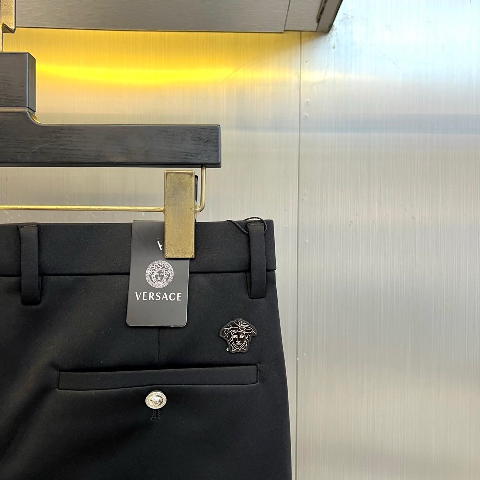 🌾Vers范思哲、2025秋冬新品西裤，以经典色调诠释意式奢华商务风格。裤型采用利落的直筒剪裁，流畅修饰