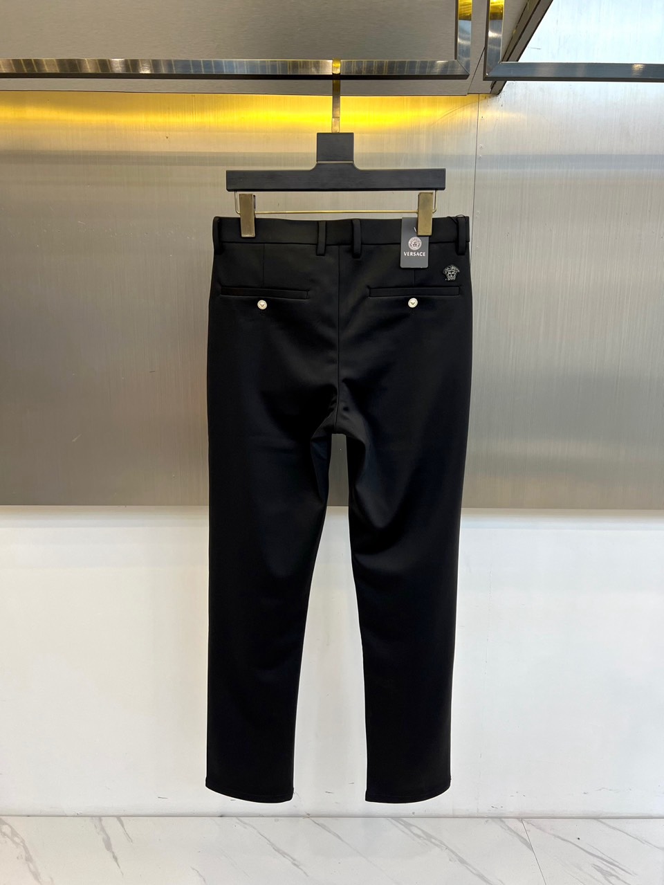 🌾Vers范思哲、2025秋冬新品西裤，以经典色调诠释意式奢华商务风格。裤型采用利落的直筒剪裁，流畅修饰