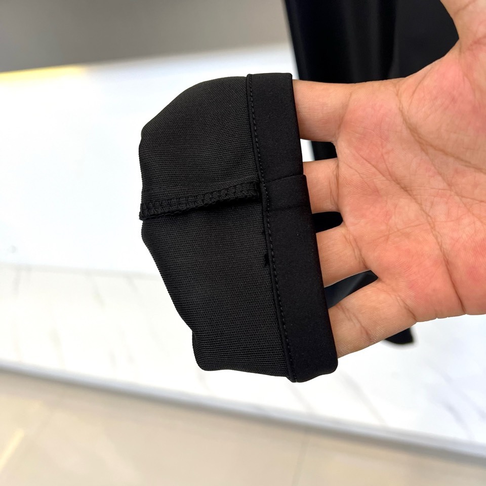 🌾Vers范思哲、2025秋冬新品西裤，以经典色调诠释意式奢华商务风格。裤型采用利落的直筒剪裁，流畅修饰