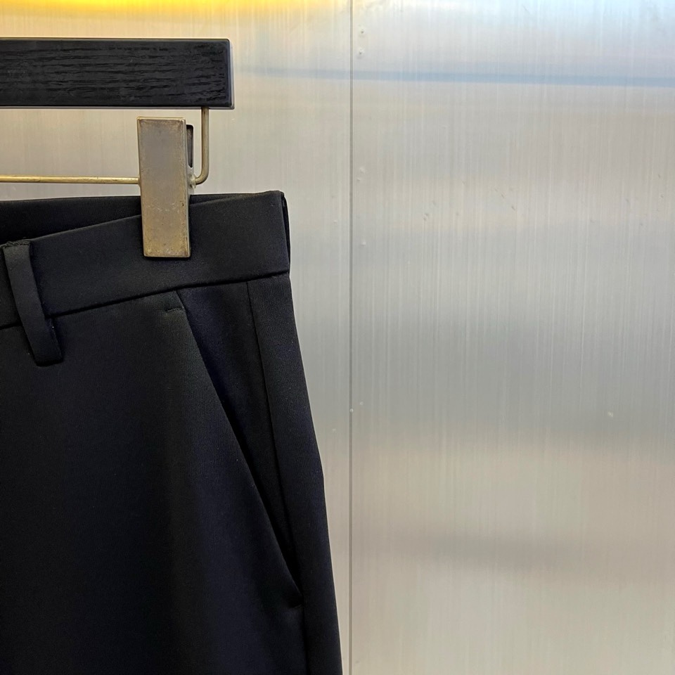 🌾Vers范思哲、2025秋冬新品西裤，以经典色调诠释意式奢华商务风格。裤型采用利落的直筒剪裁，流畅修饰