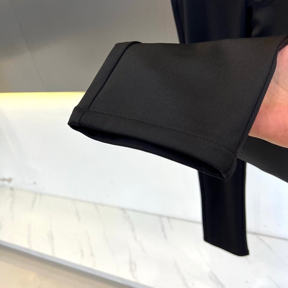 🌾Vers范思哲、2025秋冬新品西裤，以经典色调诠释意式奢华商务风格。裤型采用利落的直筒剪裁，流畅修饰