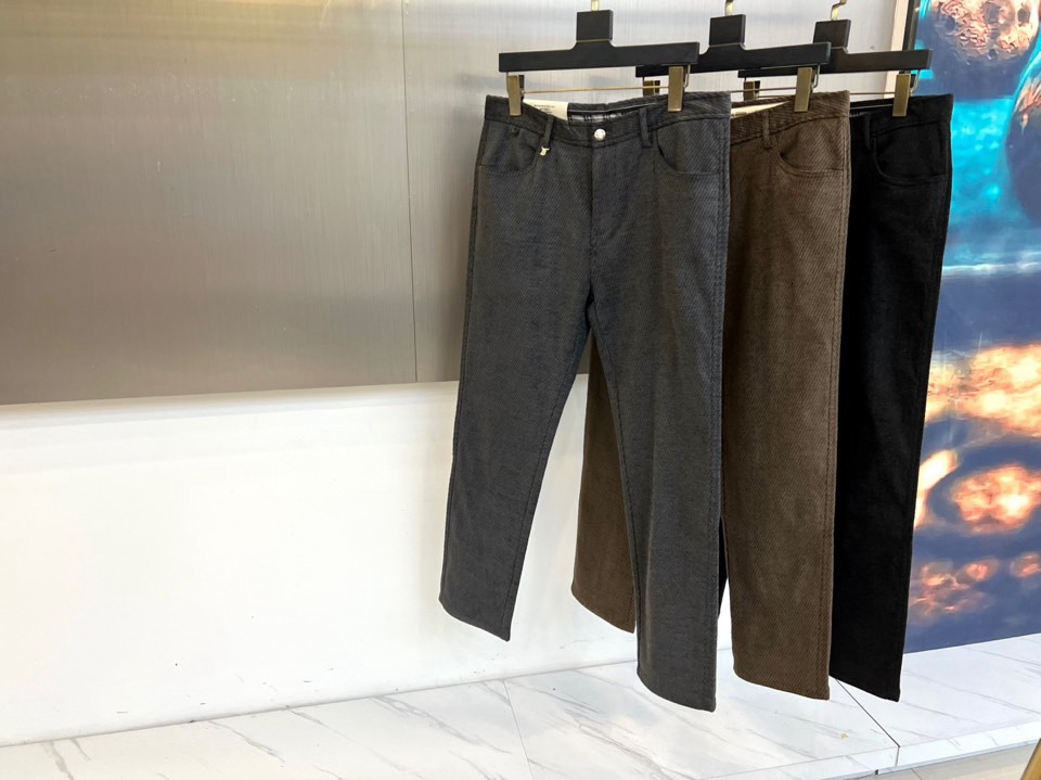 🌾Bur巴宝莉、2025秋冬新品男士休闲西裤长裤，以经典深灰色演绎现代英伦衣橱美学。该裤装采用直筒版型剪