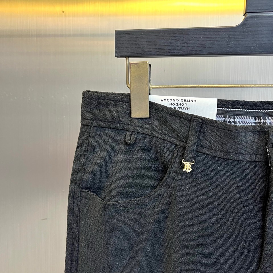 🌾Bur巴宝莉、2025秋冬新品男士休闲西裤长裤，以经典深灰色演绎现代英伦衣橱美学。该裤装采用直筒版型剪