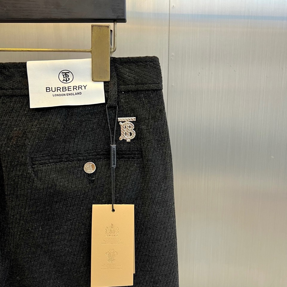 🌾Bur巴宝莉、2025秋冬新品男士休闲西裤长裤，以经典深灰色演绎现代英伦衣橱美学。该裤装采用直筒版型剪