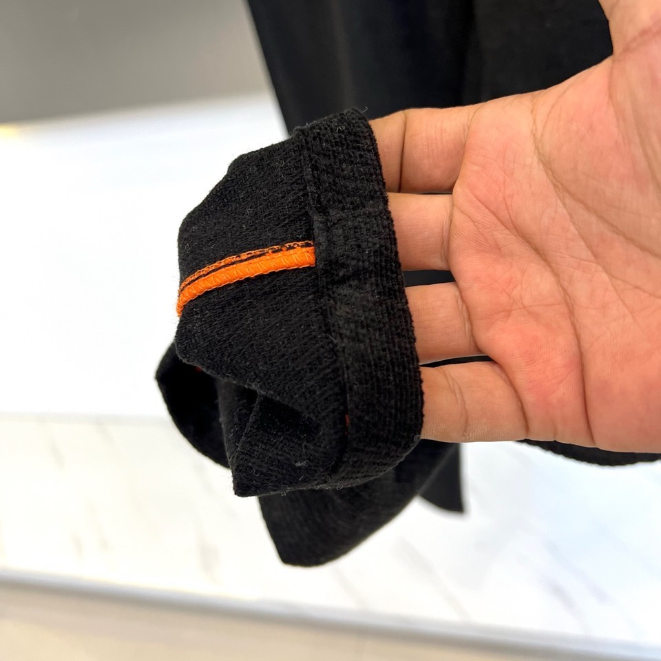 🌾Bur巴宝莉、2025秋冬新品男士休闲西裤长裤，以经典深灰色演绎现代英伦衣橱美学。该裤装采用直筒版型剪