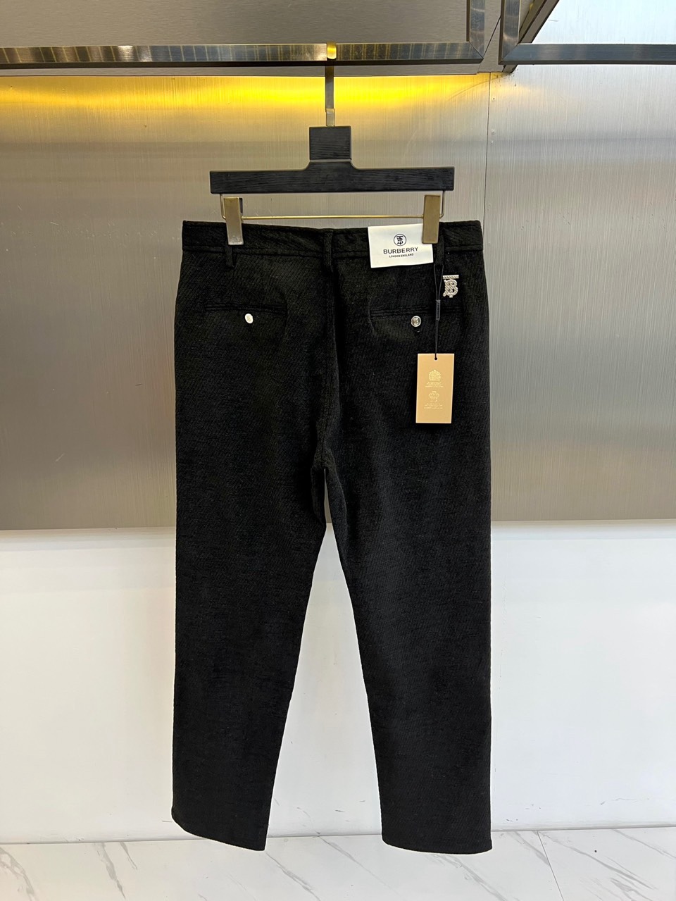 🌾Bur巴宝莉、2025秋冬新品男士休闲西裤长裤，以经典深灰色演绎现代英伦衣橱美学。该裤装采用直筒版型剪